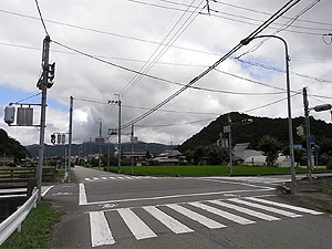 国道372号合流・「小枕」交差点